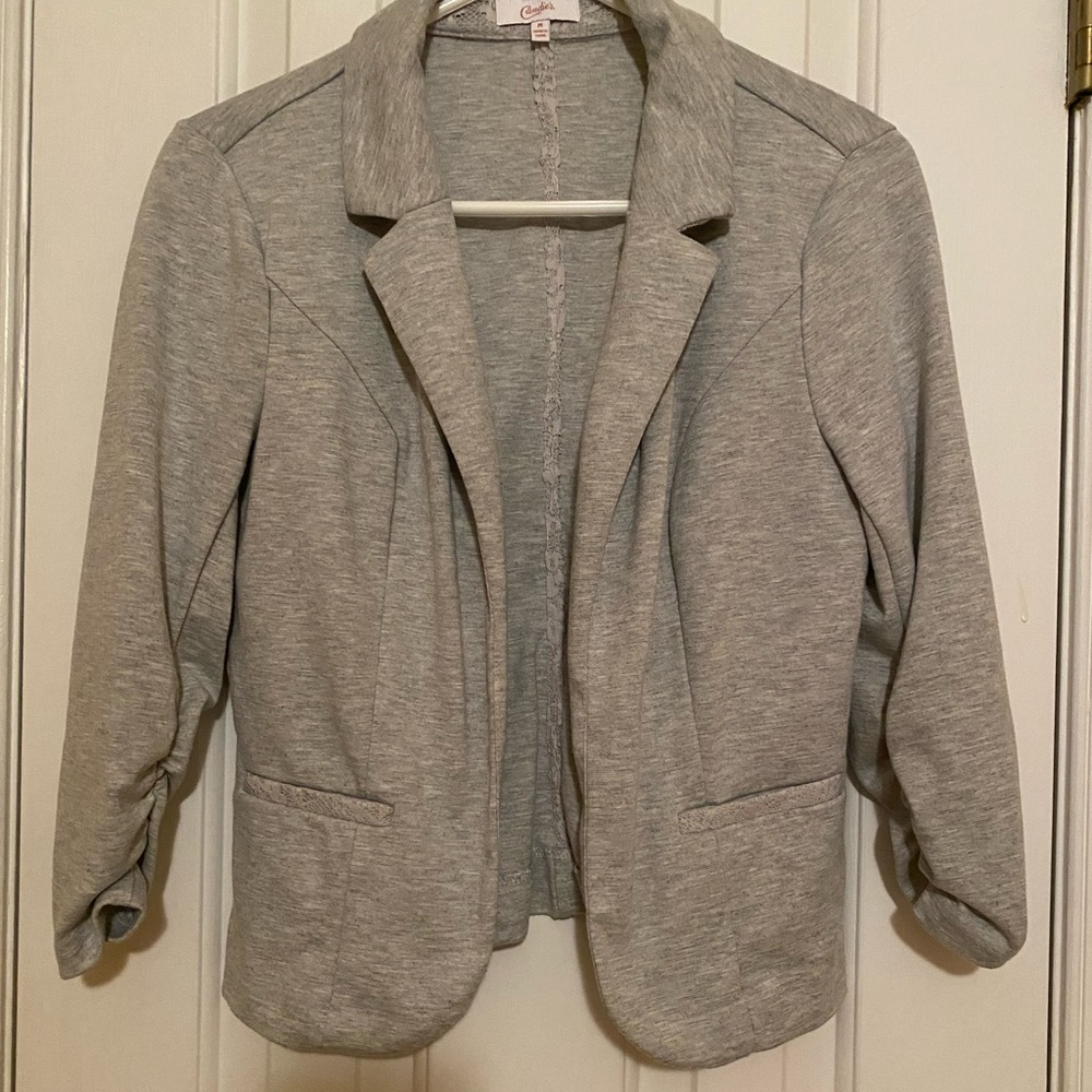 Light Gray Blazer - Size Medium (Fits like a small)
Gently Worn Casual Jacket